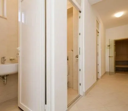 In With Seaview, Terrace, Air Condition, Wifi Vikendica *